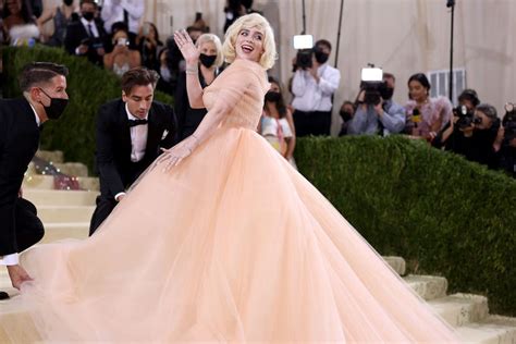 Billie Eilish Wears Nude Princess Dress for the Met。